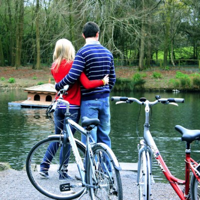couple riding bikes kilkenny